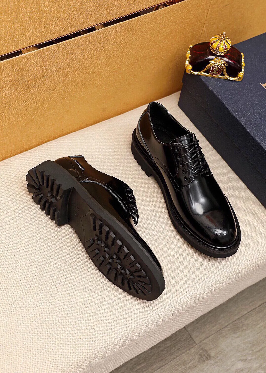 Men's shoes 💰580💐 Product trademark: Dior "Dior" business leather shoes Regular size: 39-44 (38.45🉑️customized) Product materials: Selected Italian imported first-layer open-edge beaded cowhide upper, imported water-dyed 🐂 cowhide lining. Strong three-dimensional visual effect, original outsole Color: 3 colors optional